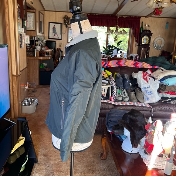 Kids Patagonia fleece lined bomber jacket green size Medium. - Picture 5 of 16